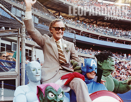 Stan Lee on Marvel Superheroes sholders at Spidermans wedding